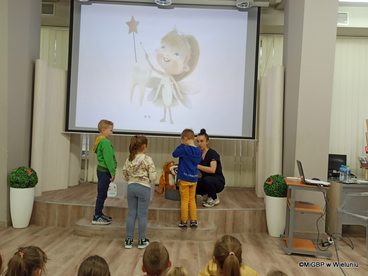 „W służbie człowiekowi” – w Miejskiej i Gminnej Bibliotece Publicznej w Wieluniu odbyło się spotkanie z dentystą